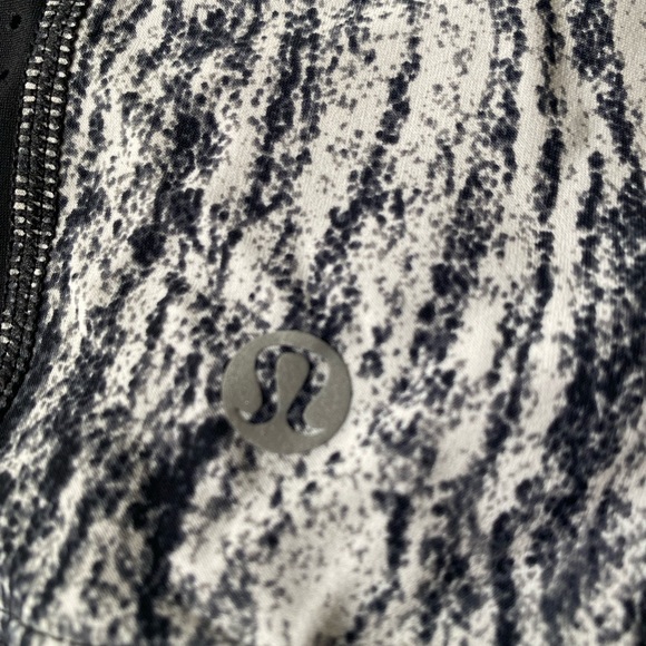 Lululemon Shorts Size 2 - Picture 2 of 3